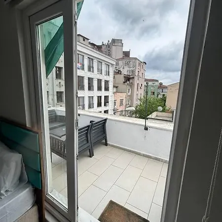 Sunny Terrace Retreat Near Taksim Square Estambul