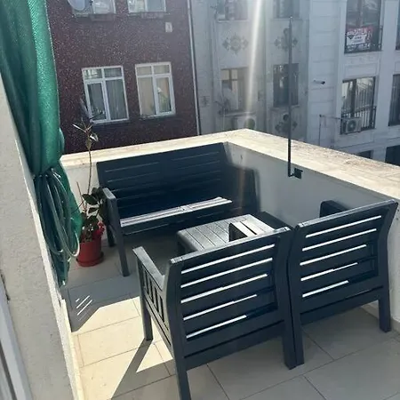 Sunny Terrace Retreat Near Taksim Square اسطنبول